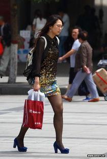 街拍丝袜等车美女,等待中的优雅风景